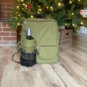 Green Picnic Time Cooler Backpack in excellent condition (used once!)